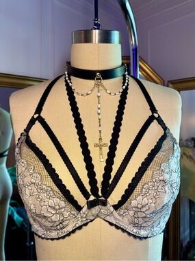 Victoria’s Secret Very Sexy Unlined Halter Bra 36D